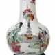 Polychrom dekorierte Flaschenvase aus Porzellan mit Figurendekor - Foto 1