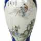 Vase aus Porzellan mit figürlichen Szenen in Reserven auf blauem Fond - Foto 1