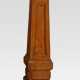 Skulpturensäule Holz. Über profilierter Basis geka… - Foto 1