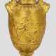 Belle Epoque-Vase mit Opferszene Bronze, vergoldet… - фото 1