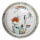 Polychrom dekorierte Platte aus Porzellan mit Vogel und Blumen - photo 1