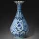 A VERY RARE BLUE AND WHITE FACETED PEAR-SHAPED VASE - Foto 1