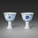 A PAIR OF BLUE AND WHITE `LOTUS` STEM CUPS - фото 1