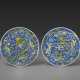 A PAIR OF YELLOW-ENAMELED BLUE-GROUND `DRAGON` DISHES - Foto 1