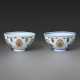 A RARE PAIR OF DOUCAI `HONEYSUCKLE` BOWLS - Foto 1