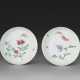 A PAIR OF FAMILLE ROSE `BUTTERFLY AND FLOWER` DISHES - Foto 1