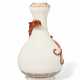 AN UNUSUAL FAMILLE ROSE-AND-IRON-RED-DECORATED DEHUA `CHILONG` `GARLIC-MOUTH` VASE - Foto 1