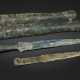 A RARE BRONZE DOUBLE SCABBARD WITH TWO WEAPONS - Foto 1