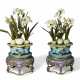 A PAIR OF CLOISONN&#201; ENAMEL JARDINI&#200;RES WITH HARDSTONE MODELS OF NARCISSUS AND STANDS - Foto 1