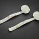 A PAIR OF WHITE AND RUSSET JADE RUYI SCEPTERS - Foto 1