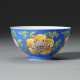 AN EXCEEDINGLY RARE IMPERIAL BLUE-GROUND FALANGCAI `PEONY` BOWL - Foto 1