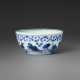 A BLUE AND WHITE `FISH AND LOTUS` CUP - Foto 1