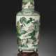 A RARE SUSANCAI FAMILLE VERTE BISCUIT ROULEAU VASE - фото 1