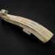 A MOTTLED GREYISH-GREEN AND OPAUQE BUFF JADE GARMENT HOOK - Foto 1