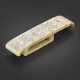 A PALE GREENISH-WHITE AND BEIGE JADE SCABBARD SLIDE - Foto 1