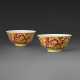 A RARE PAIR OF IRON-RED-DECORATED YELLOW-GROUND `DRAGON` BOWLS - Foto 1