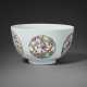A VERY RARE AND SUPERB FAMILLE ROSE `BATS AND PEACHES` BOWL - Foto 1