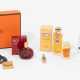 Hermès, 4 Parfumflakons "Rouge", "d'Hermès", "Caléche", 1 Anhänger mit Parfum "24 Faubourg" und 1 Pin "Caleche" - Foto 1