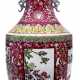 Grosse 'Famille rose'-Vase mit Reserven auf burgunderfarbenem Fond mit Lotosranken - photo 1
