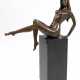 Bronze-Figur "Sitzender weiblicher Akt", braun patiniert, Pariser Gießerplakette, H. 19,5 cm, auf hohem schwarzem Marmorsockel, Ges.-H. 33 cm - Foto 1