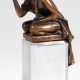 Bronze als Flakonverschluß von Barry Shiraishi (geb. 1938) "Romeo", braun patiniert, signiert und nummeriert 397/7500, H. 12,5 cm, auf Aluminiumsockel, Ges.-H. 16,5 cm - photo 1