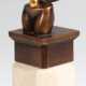 Bronze als Flakonverschluß von Salvador Dali (1904- 1989) "Space Venus", der Spalt bedroht die Schönheit, das Ei verspricht der Menschheit Zukunft und Hoffnung, braun patiniert, signiert, datiert 1995 und numme… - фото 1