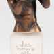 Parfüm-Flakon "Les Beaux arts", als Verschluß Bronze von Bruno Bruni (geb. 1935) "Clinch- Boxertorso", symbolisiert seine Freundschaft zu dem dreifachen World-Champion Dariusz Michalczewski, braun pat… - photo 1