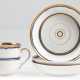 3 KPM-Tellerchen, Berlin 1849-1870, Ränder in Blau und Gold, Dm. 13,5 cm, dazu Kaffeetasse mit Haarriss - фото 1
