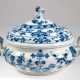 Meissen-Terrine, oval, Zwiebelmuster, Knaufschwerter um 1900, Deckelrand repariert, Ges.-L. 33 cm - Foto 1