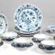 Meissen-Speiseservice, 14-teilig, Zwiebelmuster, Neuer Ausschnitt, bestehend aus 6 Speiseteller Dm. 25,5 cm, 6 Suppentassen mit UT, 1 Sauciere auf festem Unterteller und 1 quadratischen Schale, 6,5x22x22,5 cm, diverse So… - photo 1