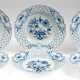 6 Meissen-Durchbruchteller, Zwiebelmuster, Korbrand mit 3 Medaillons, 5x 1. Wahl, 1x 4 Schleifstriche und mit Wandaufhängung, Dm. 21 cm - фото 1