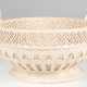Royal-Creamware, Korbschale, rund, England, Fayence, beige glasiert, durchbrochene Wandung mit Blütendekor, Rand mit 3 gedrehten Henkeln, 2 Haarrisse, H. 16 cm, Dm. 23 cm - photo 1