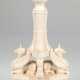 Royal-Creamware, Kerzenleuchter, 1-kerzig, England, Fayence, beige glasiert, auf achteckigem durchbrochenen Sockel liegen am Fuße des gegliederten Leuchterschaftes 2 Greifen (1 Ohr def.), Gebrauchspuren, H. 35 cm - photo 1