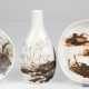 3 Teile Royal Copenhagen, Diana Fayence, Entwurf Nils Thorsson, dabei kleine Vase (am Rand 2 Haarrisse), Nr.1045/5142, H. 17 cm, Schälchen (min. Randchip), 1048/5303 , 3,5x17x14,5 cm und Tellerchen, 1071/5403, Dm. 13,3 c… - photo 1
