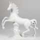 Figur "Springendes Pferd", Fena-Porzellan, weiß glasiert, H. 30,5 cm - Foto 1