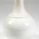 Rosenthal-Vase, weiß, Hals mit Blattrelief, Entwurf Björn Winblad, H. 18 cm - photo 1