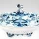 Meissen-Deckelterrine, oval, Zwiebelmuster, 19. Jh., 1 Handhabe best., Schwertermarke mit 2 Schleifstrichen, L. 32 cm - фото 1