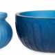 2 Glasobjekte, wohl Murano, blaues mattiertes Glas, dabei Vase H. 9 cm und Schale H. 9 cm , Dm. 19,5 cm - photo 1