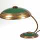 Schreibtisch-Lampe, Messing, z.T. grün gefaßt, Gebrauchspuren, H. 22 cm, Schirm-Dm. 24 cm - Foto 1