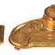 Schreibtisch-Set, 2-teilig, um 1900, Erhardt & Söhne, bestehend aus Stiftablage mit Tintenfaß und Löschwiege, Messing vergoldet, filigran gearbeitet, altersentsprechende Gebrauchspuren, L. 20 cm und 10,5 cm - Foto 1
