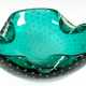 Murano-Schale, grünes Glas, dreipassig, vollflächig mit eingestochenen Luftblasen, H. 8 cm, Dm. 18,5 cm - photo 1