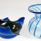2 Murano-Objekte, dabei Vase, Balusterform, mit hellblauem Innenfang und blauen fadenförmigen Einschmelzungen, H. 14,6 cm und Schale, unregelmäßige Dreiecksform, blaues Glas mit olivgrünem Innenfang, H. 7,5 cm, Dm. 19 cm… - photo 1