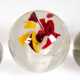 5 diverse Paperweights, farblose abgeflachte Glaskugeln mit farbigen Einschmelzungen, davon 4x in Blütenform und 1x mit Kamee-Einsatz, Dm. 5,2 cm - 8,2 cm - фото 1