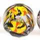 3 diverse Paperweights, davon 2x farblose abgeflachte Glaskugeln mit farbigen Einschmelzungen in Blütenform bzw. Monogr. "KB" und 1x runde facettierte Form mit Blüten, Dm. 7,5 cm- 9 cm - фото 1
