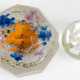 4 diverse Paperweights, davon 3x farblose abgeflachte Glaskugeln und 1x facettiert geschliffen (best.), mit farbigen Einschmelzungen in Blütenform, Dm. 4,2 cm - 8 cm - фото 1