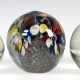 5 diverse Paperweights, farblose abgeflachte Glaskugeln mit farbigen Einschmelzungen, davon 4x in Blütenform, Dm. 5,5 cm - 7,3 cm - фото 1