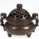 Räuchergefäß, China, Bronze, dunkel patiniert, 2 Drachen als seitl. Handhaben, durchbrochener Deckel, H. 13 cm - фото 1