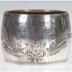 Jugendstil-Serviettenring, deutsch, 800er Silber, punziert, ca. 36 g, runde Form mit fein ziseliertem Floraldekor und Monogrammgravur, Dm. 5,5 cm, B. 3,9 cm - фото 1