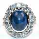Saphir-Brillant-Ring, 585er WG, ausgefaßt mit 1 ovalen Saphir-Cabochon von ca. 7,15 ct., helles Blau und 18 Brillanten von zus. ca. 1,08 ct., LR - VVS, Ges.-Gew. 8,44 g, RG 49(Wiederbeschaffungswert lt. Expertise 4.190,-… - фото 1