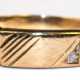 Ring, 333er GG, ca. 2,7 g, mit ungravierter Platte für ev. Monogramm, besetzt mit kleinem Diamanten, RG 62, Innendurchmesser 19,7 mm - photo 1 Ring, 333er GG, ca. 2,7 g, mit ungravierter Platte für ev. Monogramm, besetzt mit kleinem Diamanten, RG 62, Innendurchmesser 19,7 mm - photo 1